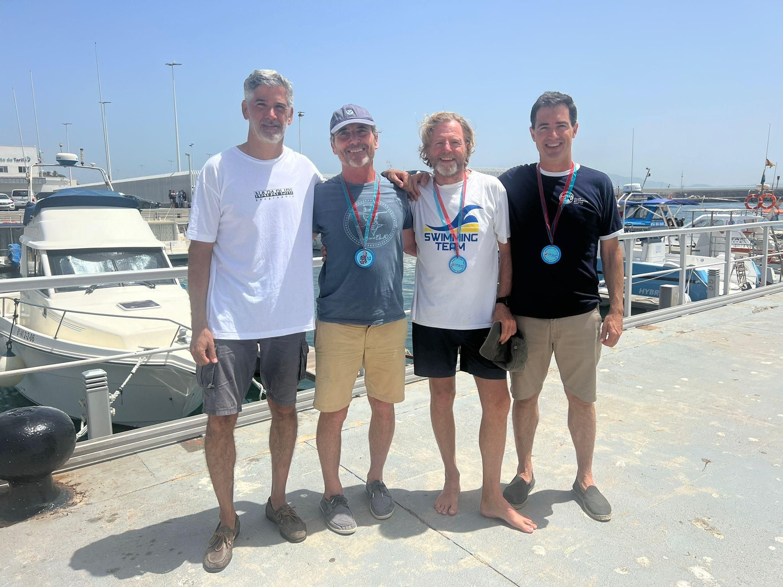 Los cuatro nadadores, a su regreso al puerto de Tarifa