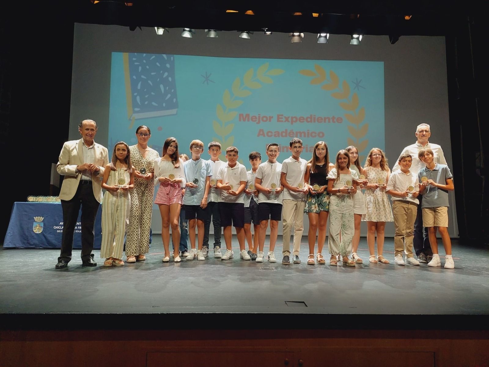 Un grupo de estudiantes distinguidos por el Ayuntamiento de Chiclana.
