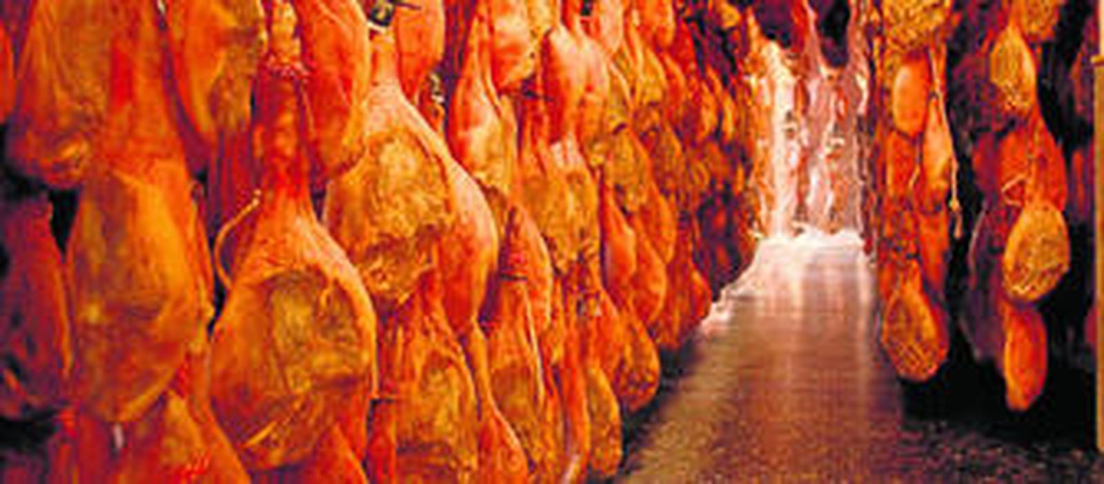 Secadero de jamones antes de ser sacados a la venta.