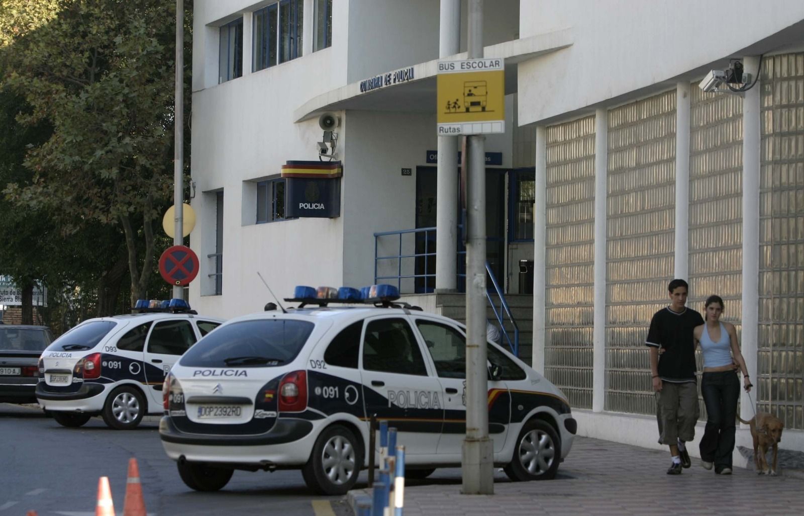 Coche de policía frente a la comisaría de Marbella.