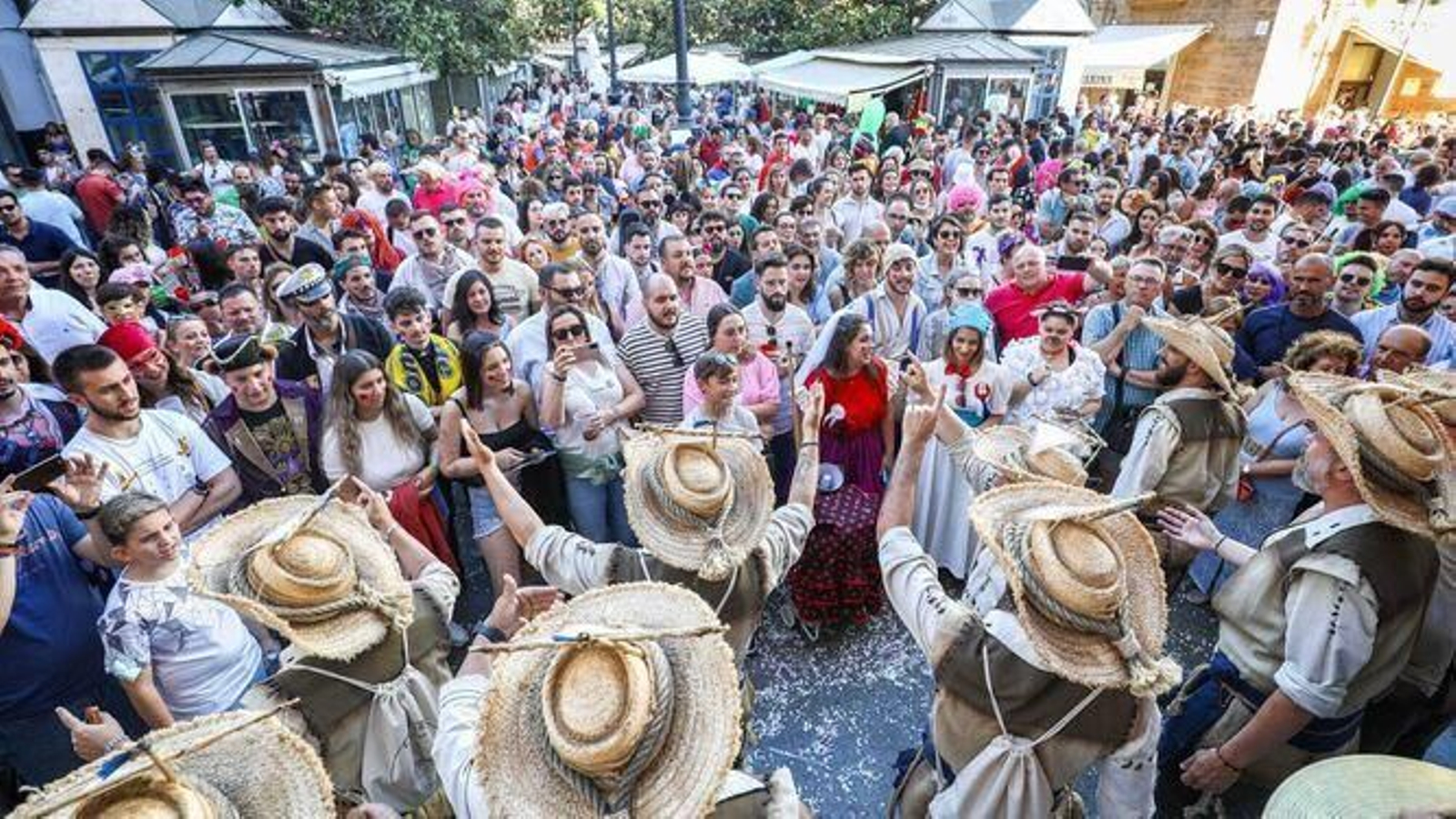 Una agrupación, cantando en las escalinatas del edificio de Correos de Cádiz, en el Carnaval de 2022