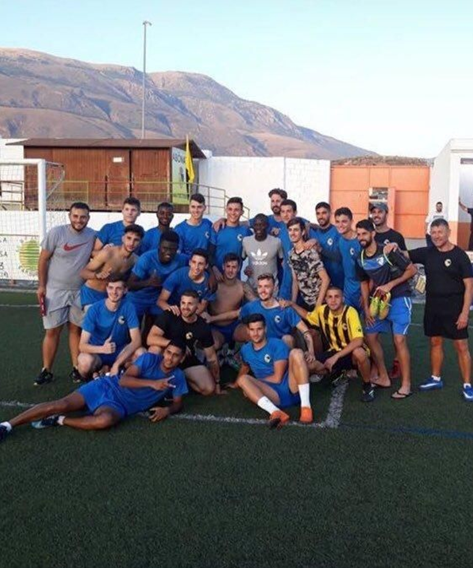 N'Golo Kanté posa con los futbolistas del Berja.