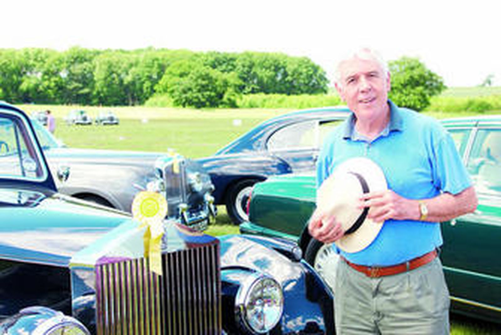 Mondeño, en Kelmarsh Hall (Inglaterra), tras recoger un premio del 'Concurso entusiasta club Rolls Royce', por su coche, de 1953, junto al que posa.