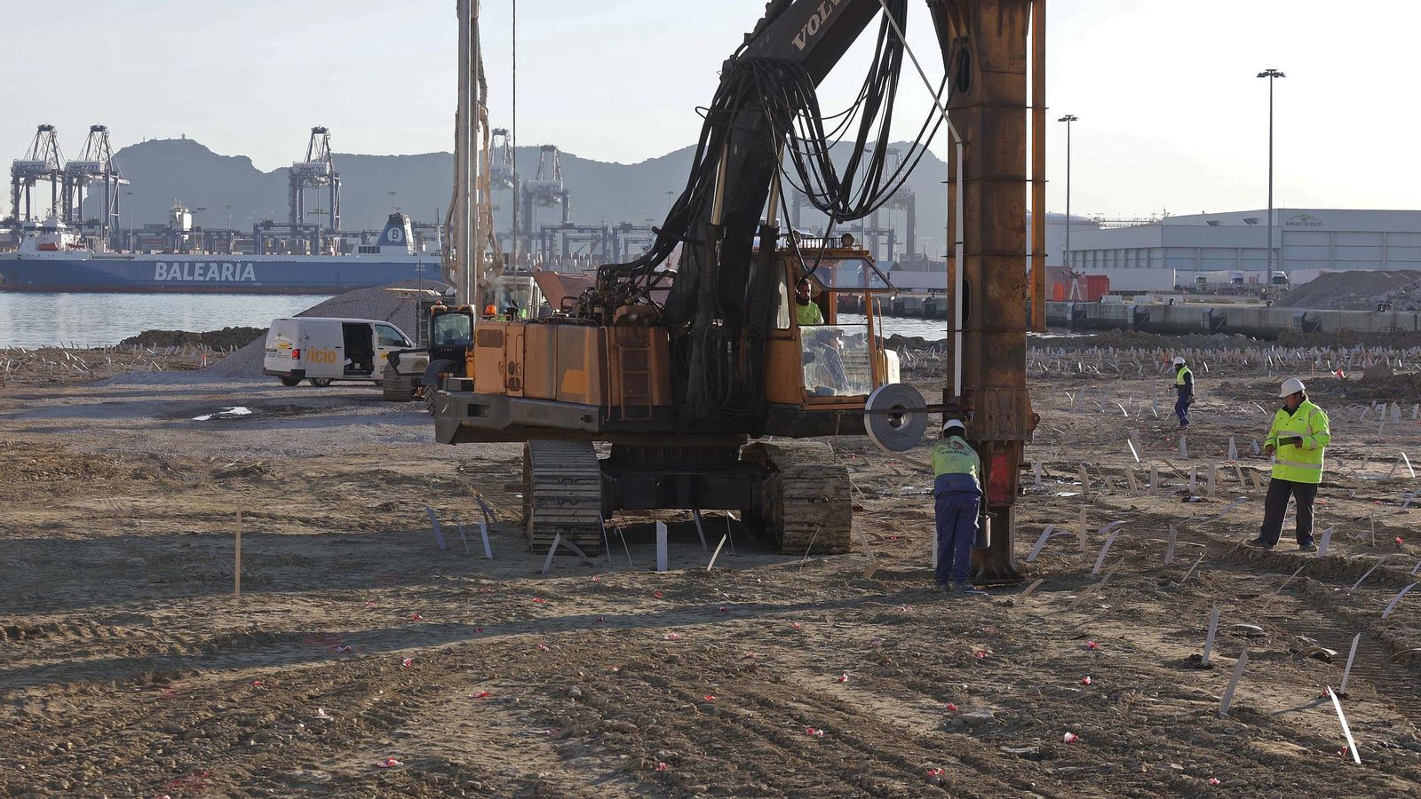Trabajos en la zona de rellenos del muelle de Galera.
