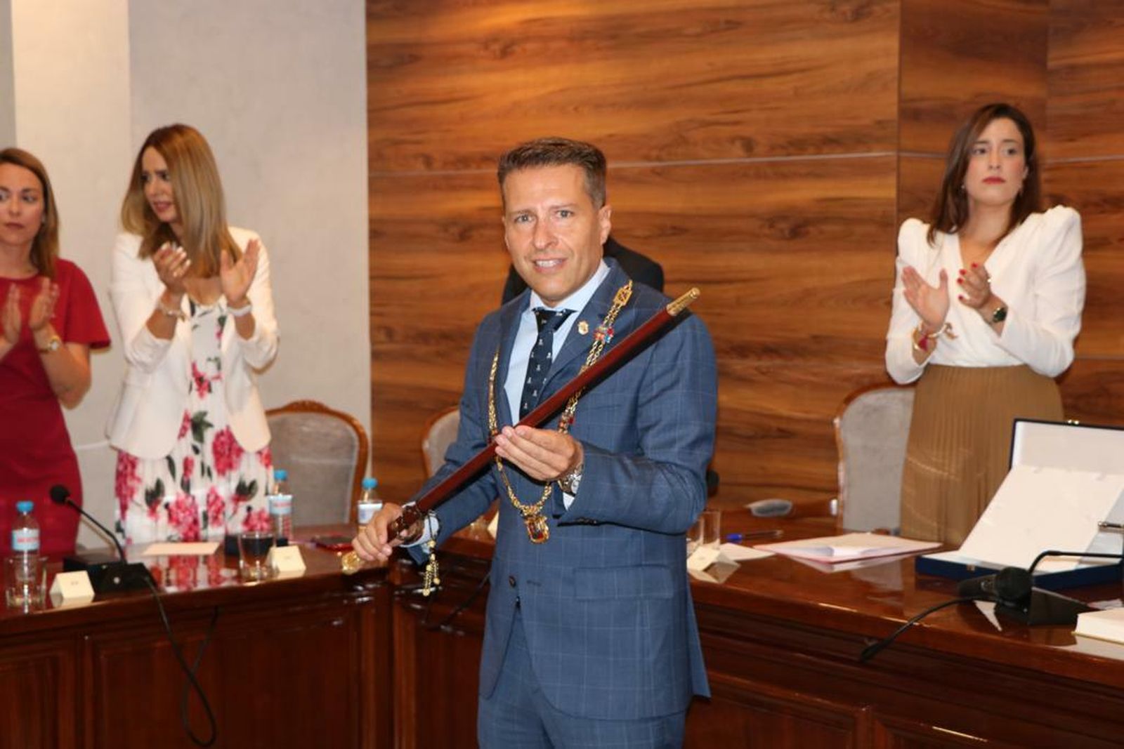 Óscar Medina recibe la vara de mando en el Pleno de investidura.