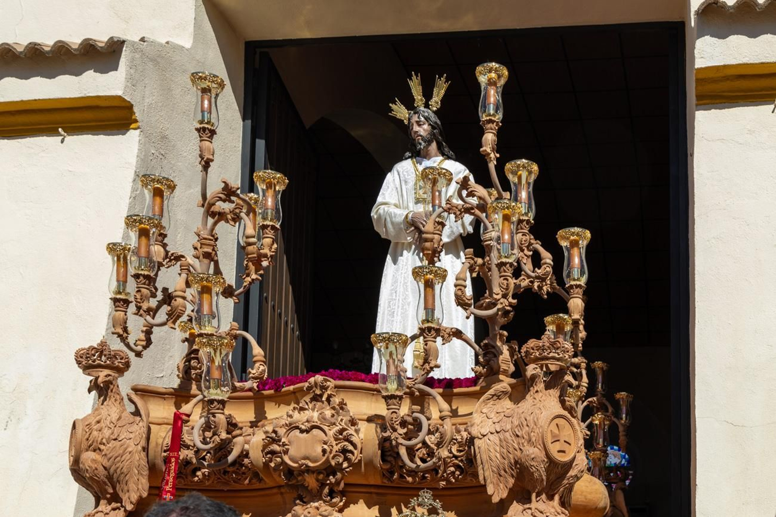 El Miércoles Santo inicia la tarde con los nazarenos trinitarios del barrio de Santa Isabel