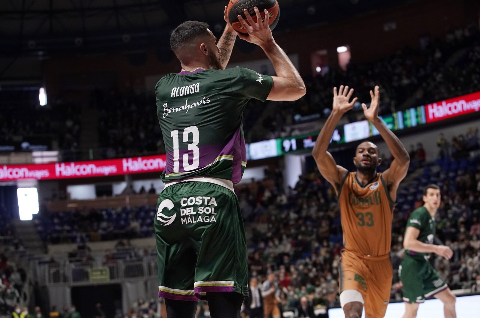 Francis Alonso lanza a canasta ante Vitto Brown.