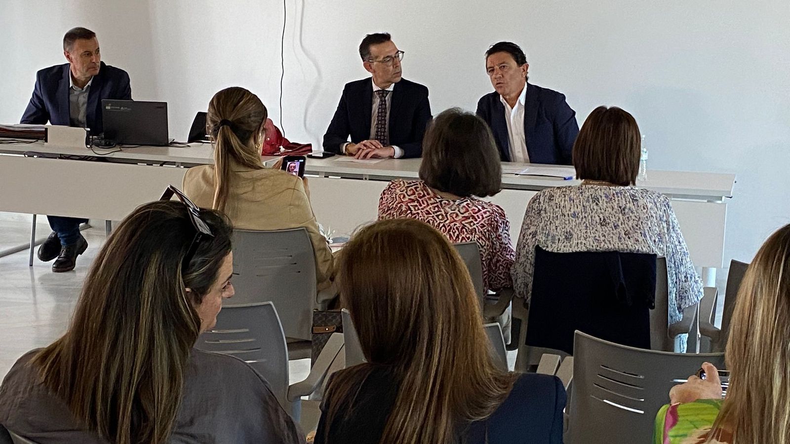 Una imagen del encuentro con el delegado territorial.