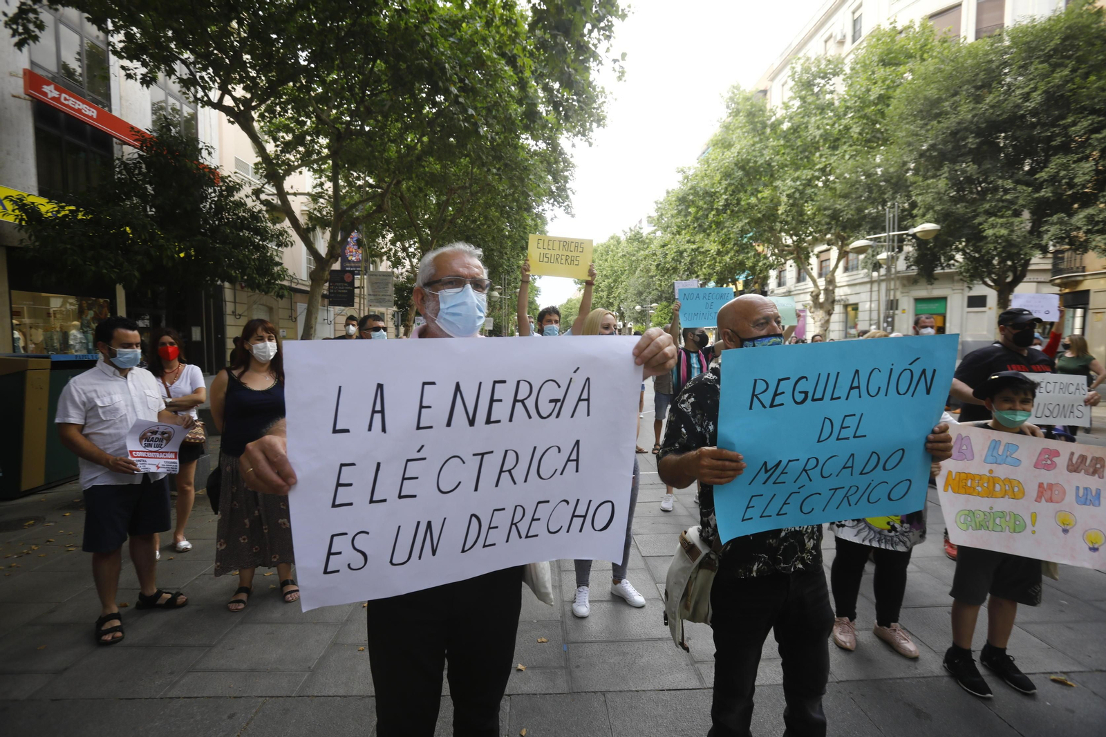 La manifestación en Córdoba contra la nueva tarifa de la luz, en imágenes