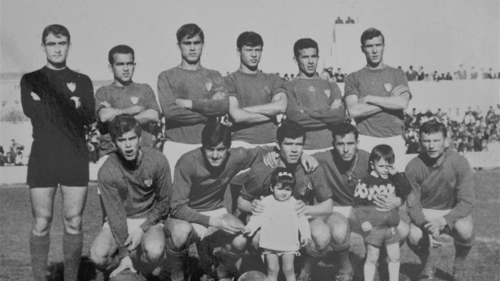 Alineación inicial del conjunto linarense en un encuentro en casa en la temporada 1966-67, en la que militó en Tercera División.
