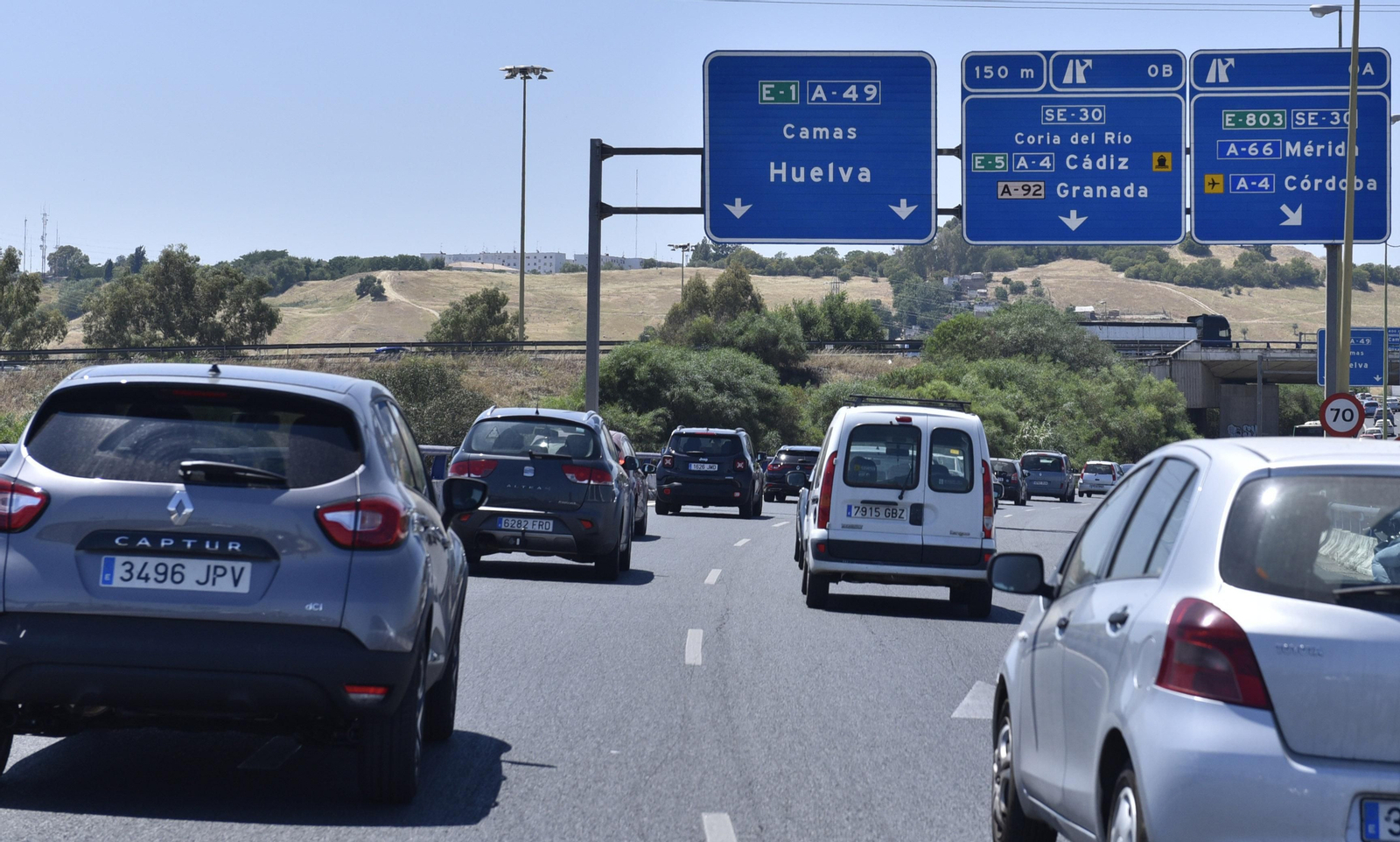 Coches dirigiendose a las salida A-49 destino Huelva