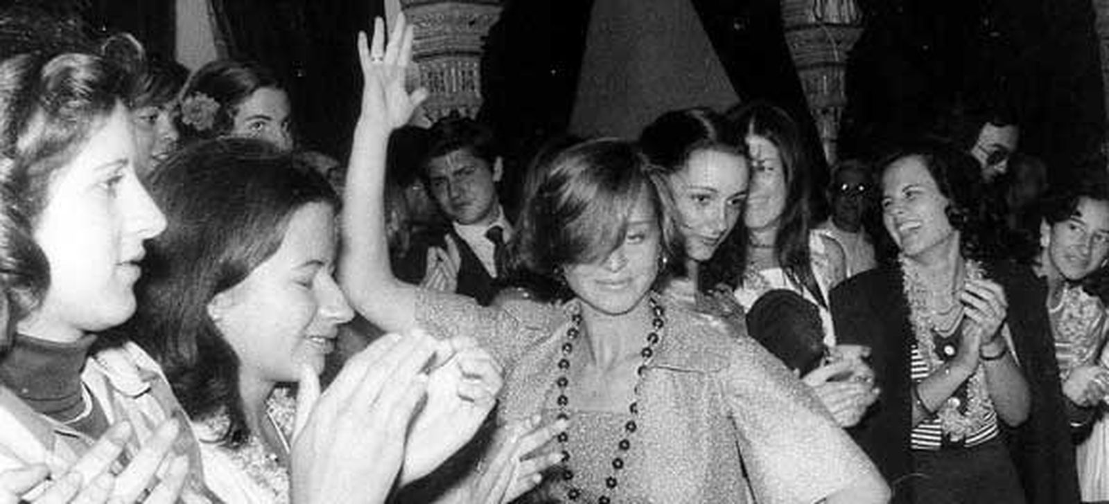 Visitación Lozano, hija del ministro de Vivienda, bailando por tanguillos al compás de palmas de todo el público de la gran final de 1976.