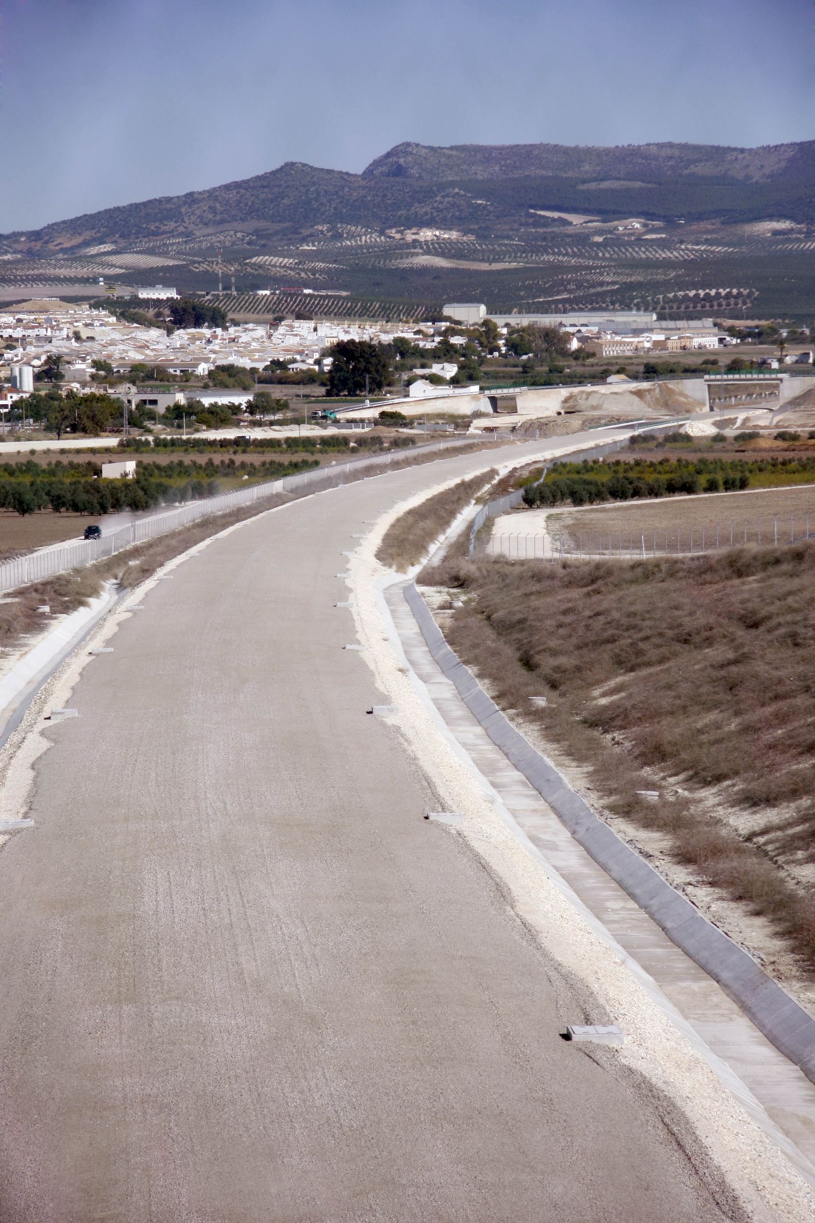 La plataforma terriza que hizo la Junta para el AVE Sevilla -Antequera está abandonada y sin acabar.