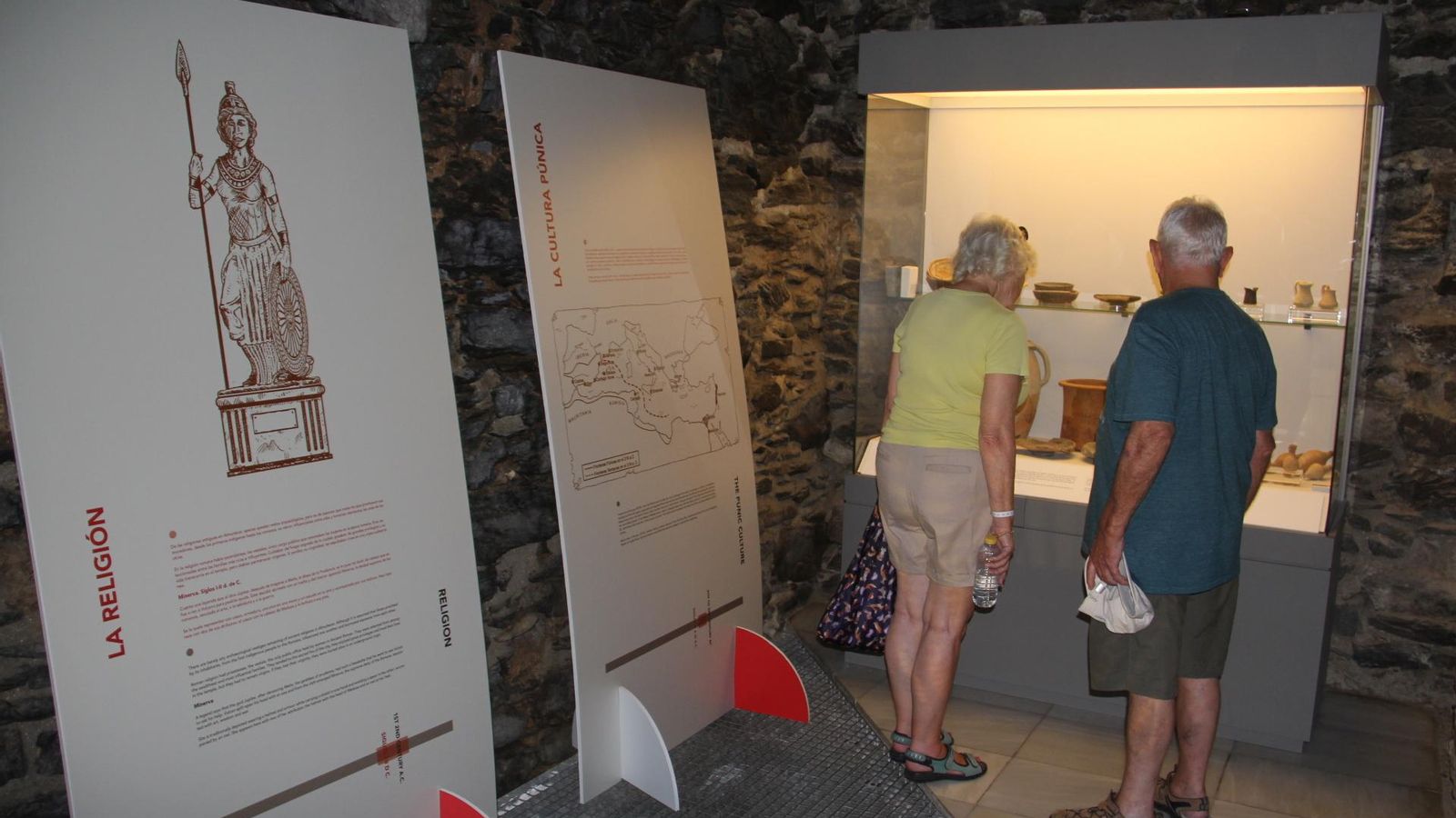 Turistas visitan el Museo Arqueológico de Almuñécar