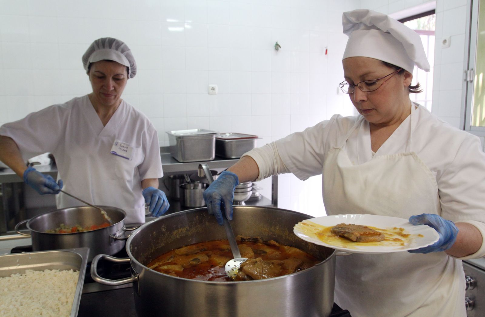 Una cocinera y su ayudante en el colegio Virgen de Belén, en una imagen de archivo.