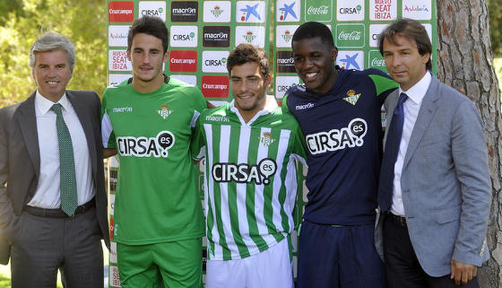 Miguel Guillén y Vlada Stosic escoltan a las tres adquisiciones verdiblancas. 

Foto: Manuel Gomez