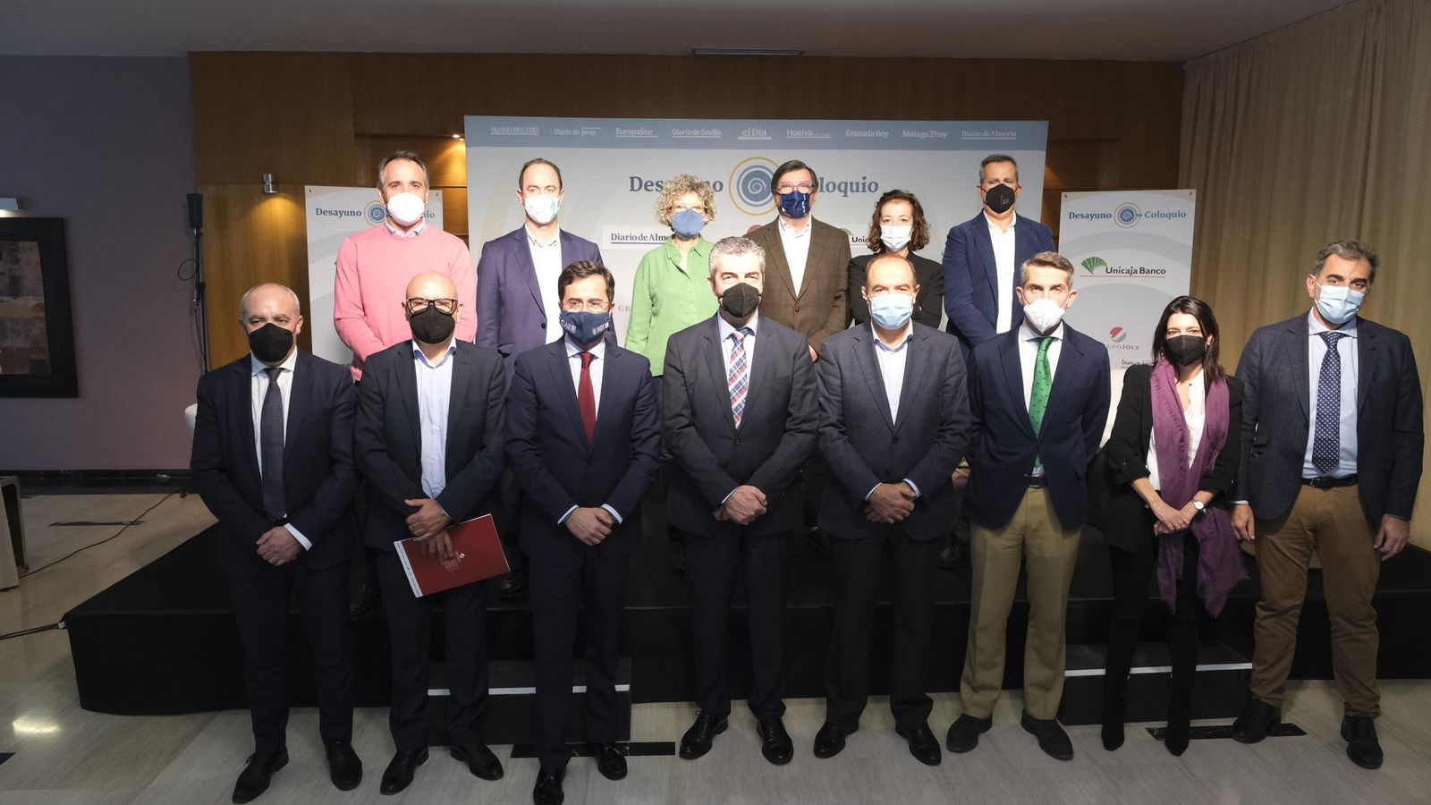 Primera fila de izquierda a derecha: Juan Cayuela, director de área de Almería y Melilla de Unicaja; Antonio Lao, director de Diario de Almería; Francisco Góngora, alcalde de El Ejido; Antonio Rodríguez, director comercial de Unicaja Banco; José Manuel Fernández, gerente de Vicasol; Pedro Gonález, director de la Oficina principal de Unicaja, Marta Rodríguez Izquierdo (Unicaja) y Juan Carlos Rodríguez, director de área de Unicaja. Segunda fila: Juanjo Segura, concejal del Ayuntamiento de Almería; José Luis Estrella, director de Hispatec; Lola Gómez, gerente de Clisol; Cecilio Peregrín, director corporativo de Primaflor; Mabel Salinas, adjunta a dirección en Caparrós Nature; y Luis Miguel Fernández, gerente de Coexphal.