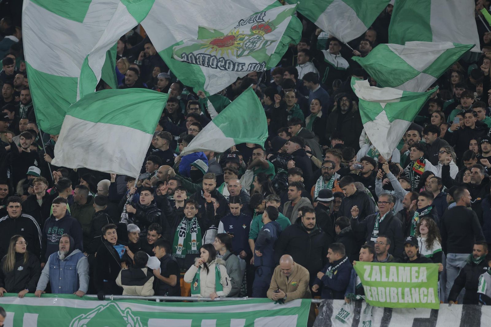 Búscate en las fotos del Betis - Utrecht