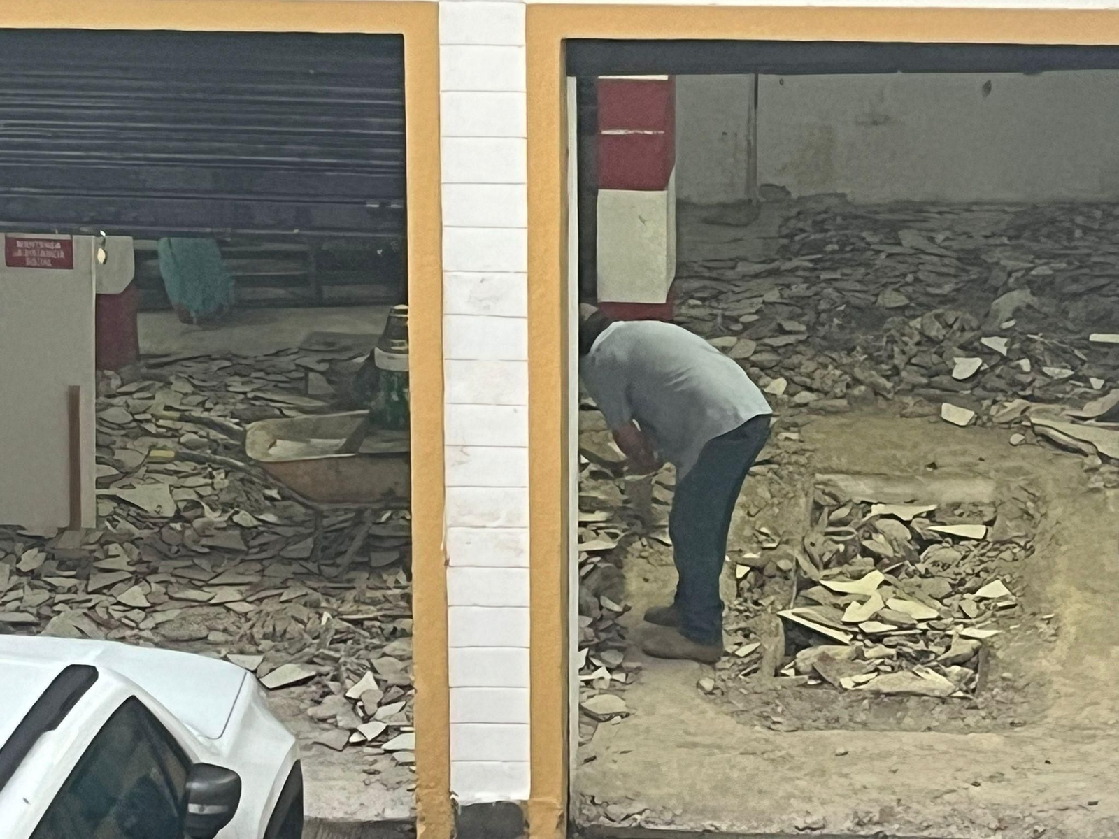 Un obrero trabaja en el local donde se harán las duchas.