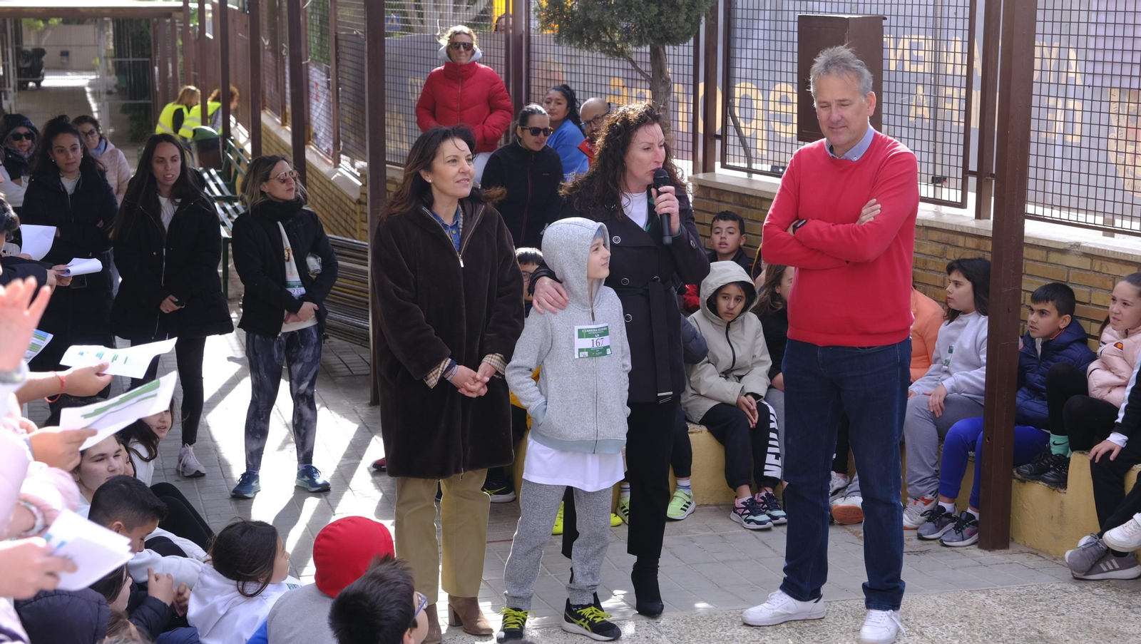 Imágenes de la carrera infantil contra el cáncer en el CEIP Francisco de Goya