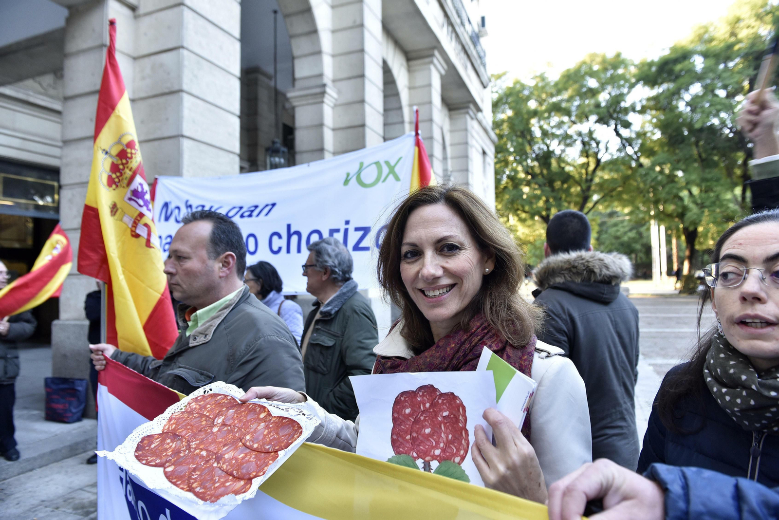 La presidenta provincial de Vox en Sevilla, Reyes Romero, durante una concentración en los juzgados.