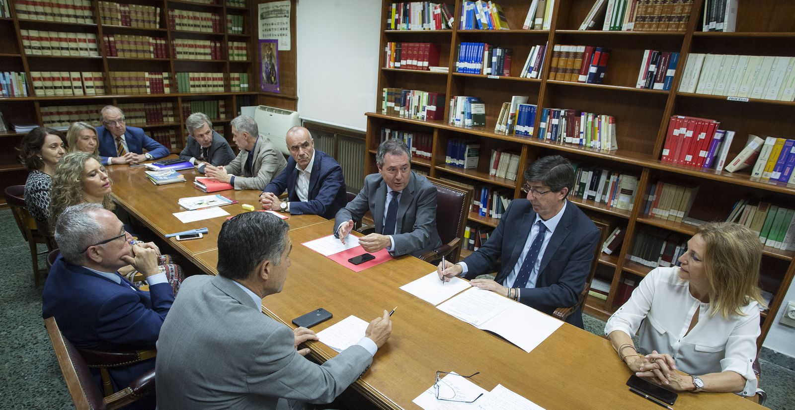 Reunión en la biblioteca de la Audiencia sobre la Ciudad de la Justicia