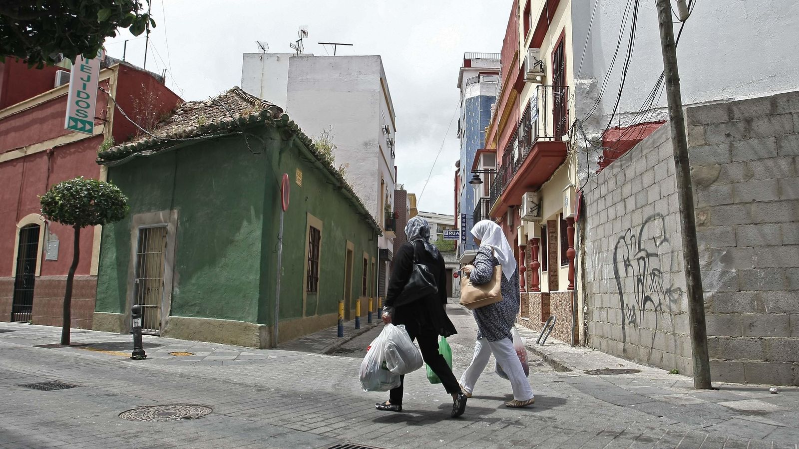 Mujeres musulmanas, ataviadas con hijab, pasean por una cale de Algeciras.