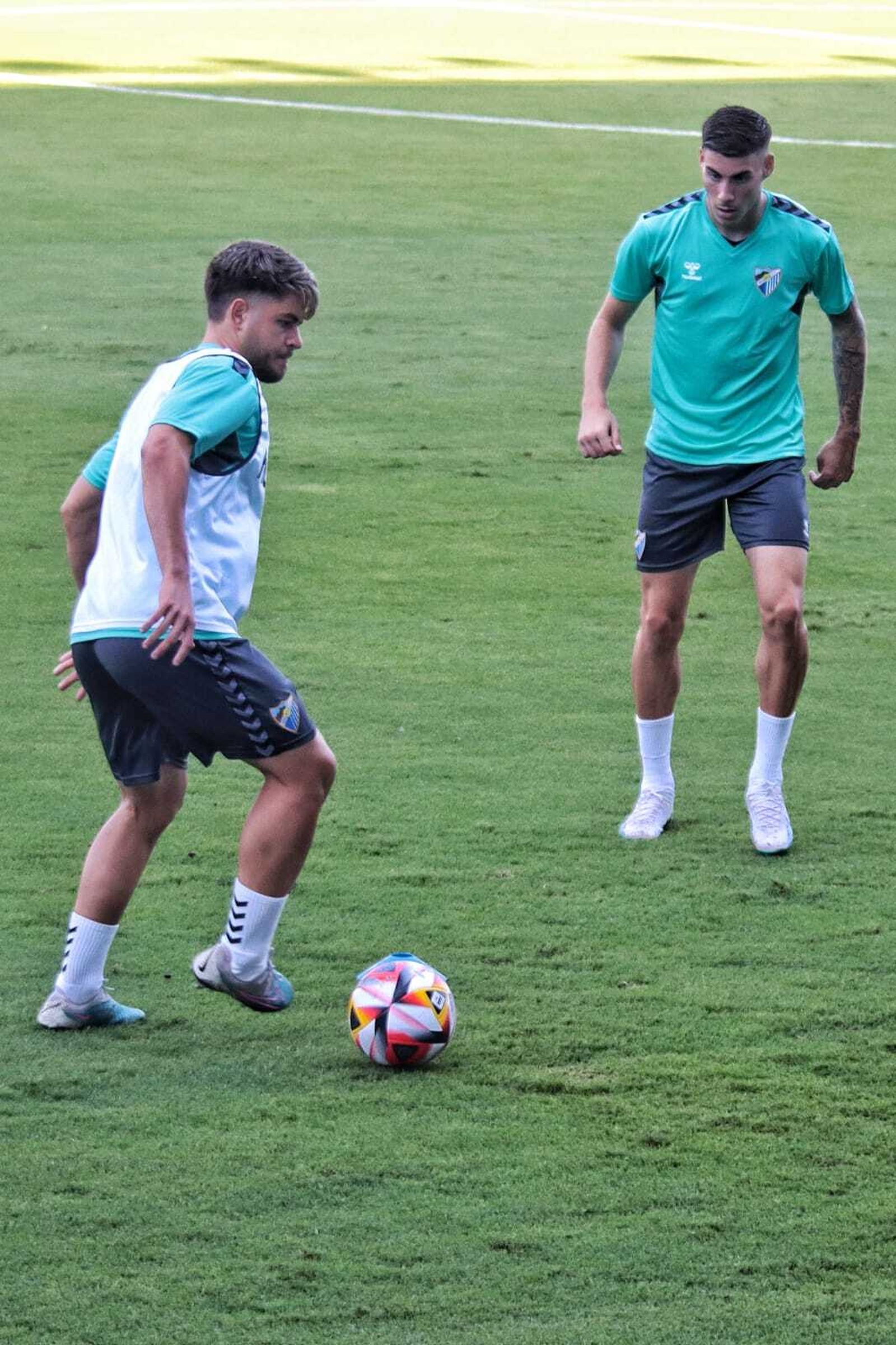 La sesión del Málaga CF antes de partir hacia Castellón, en imágenes