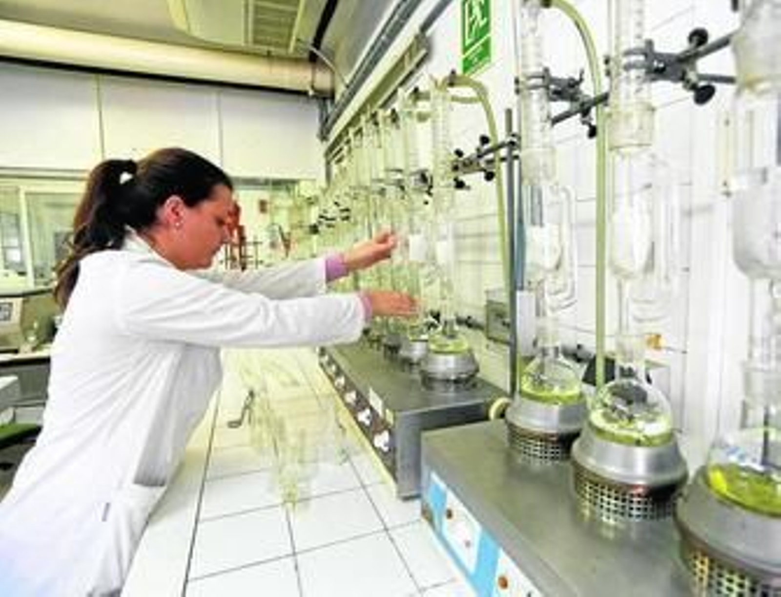 Una mujer trabaja en el laboratorio de una empresa malagueña.