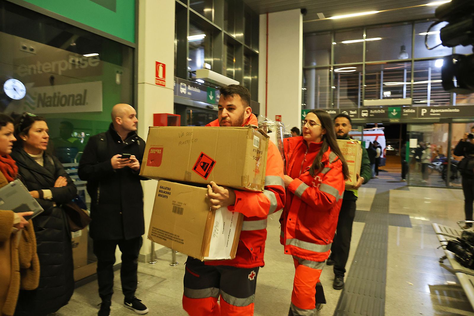 Las Fotografías del dispositivo de urgencia en la estación de Huelva para los afectados por el tren accidentado