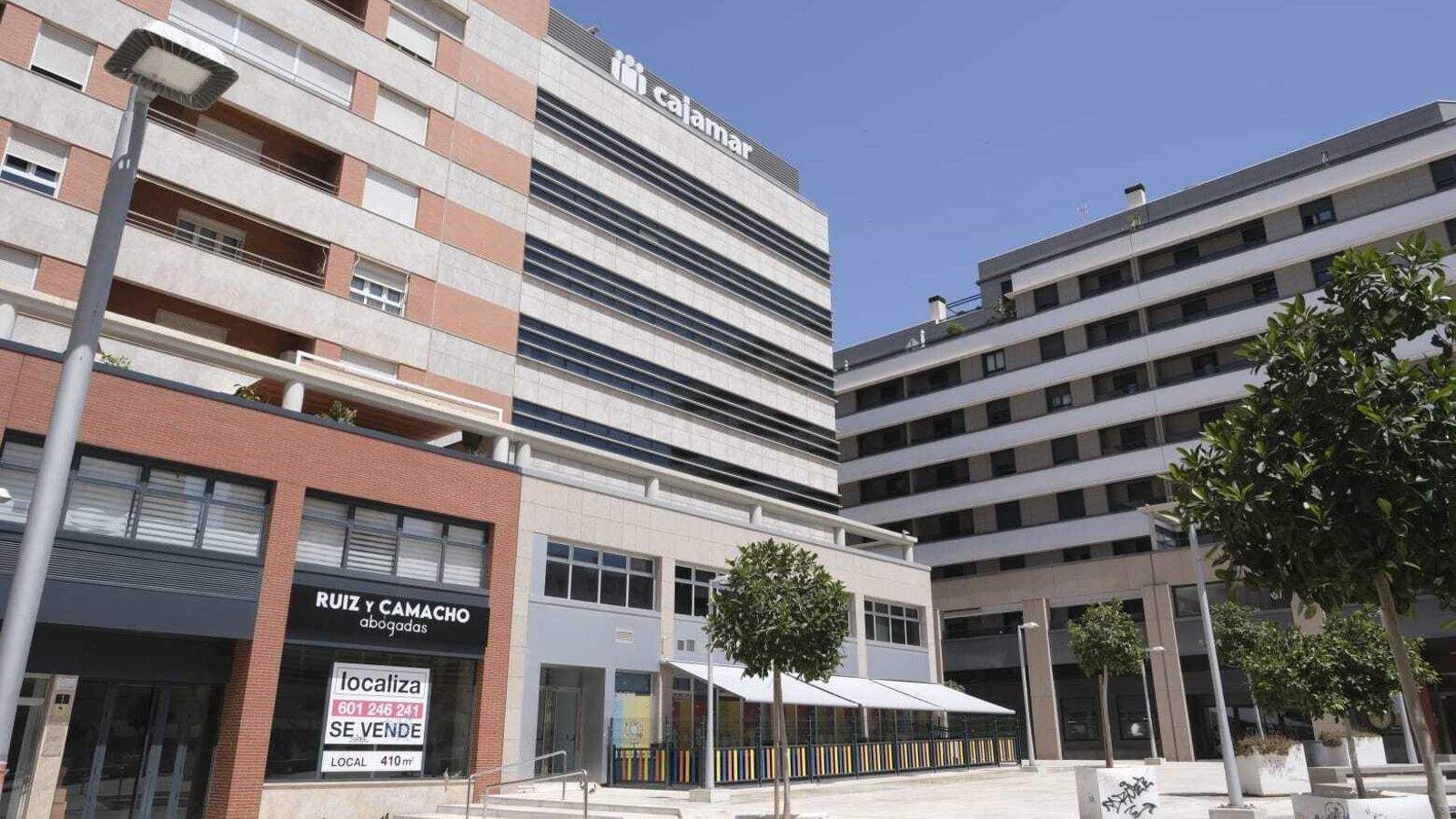 Otra sede de Cajamar que una vez finalizada la transacción ocuparán los funcionarios de la Junta de Andalucía, en la plaza Tres de Abril.