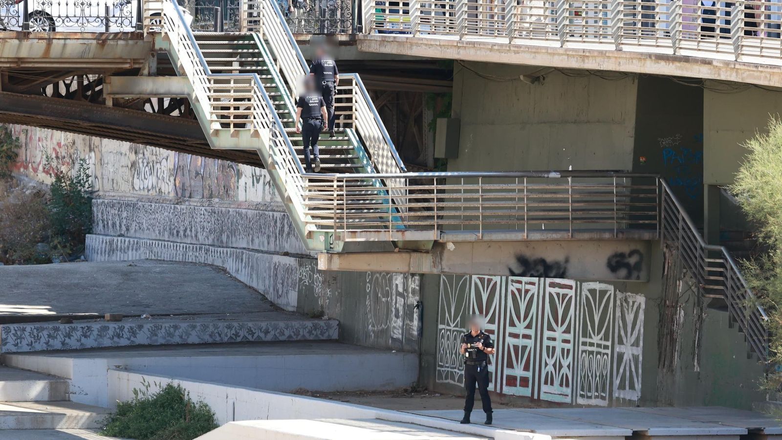 Agentes de policía escoltando a los operarios de Emasa
