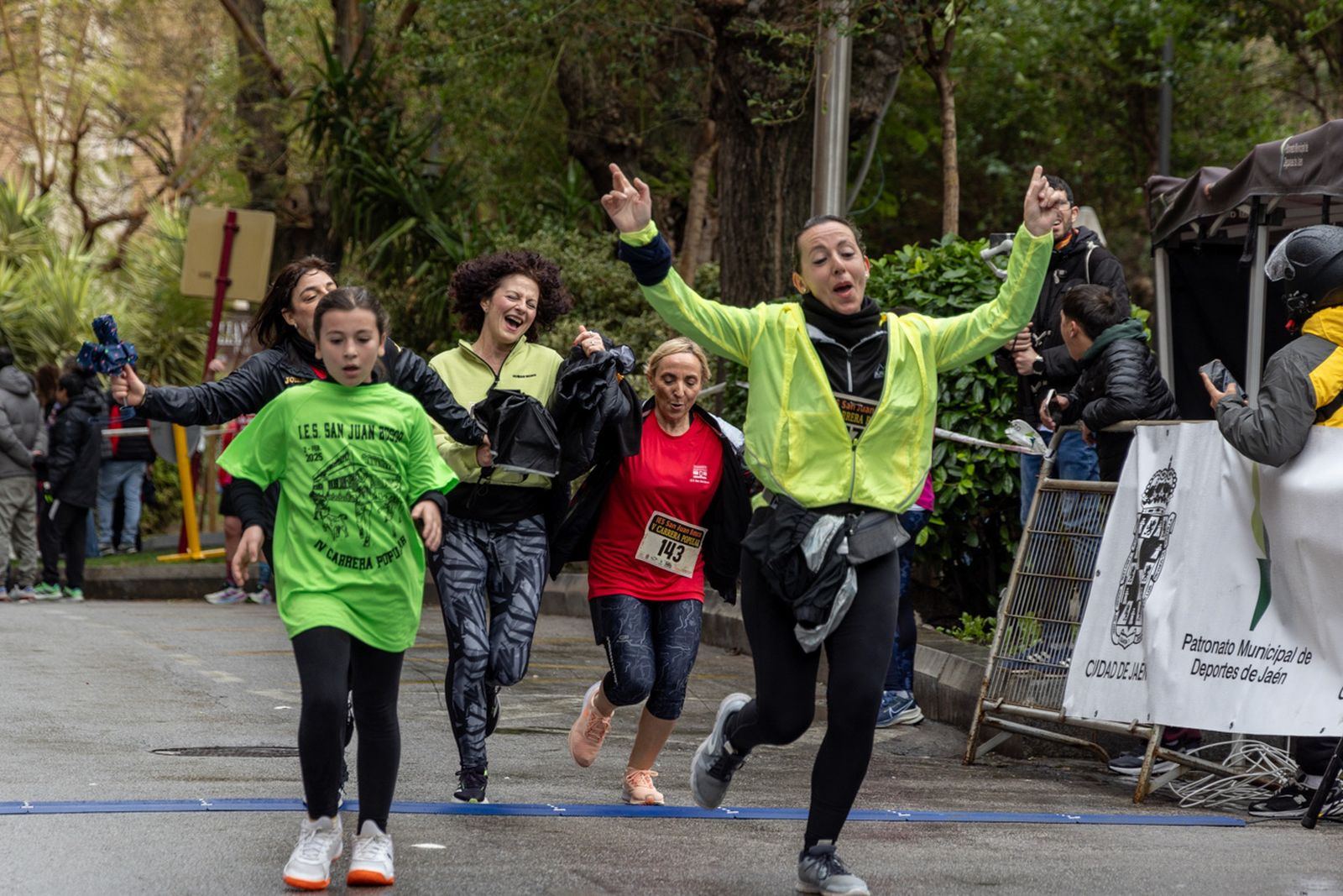 En imágenes: la lluvia no frena a más de un millar de corredores en la V Carrera Popular del IES San Juan Bosco (2)