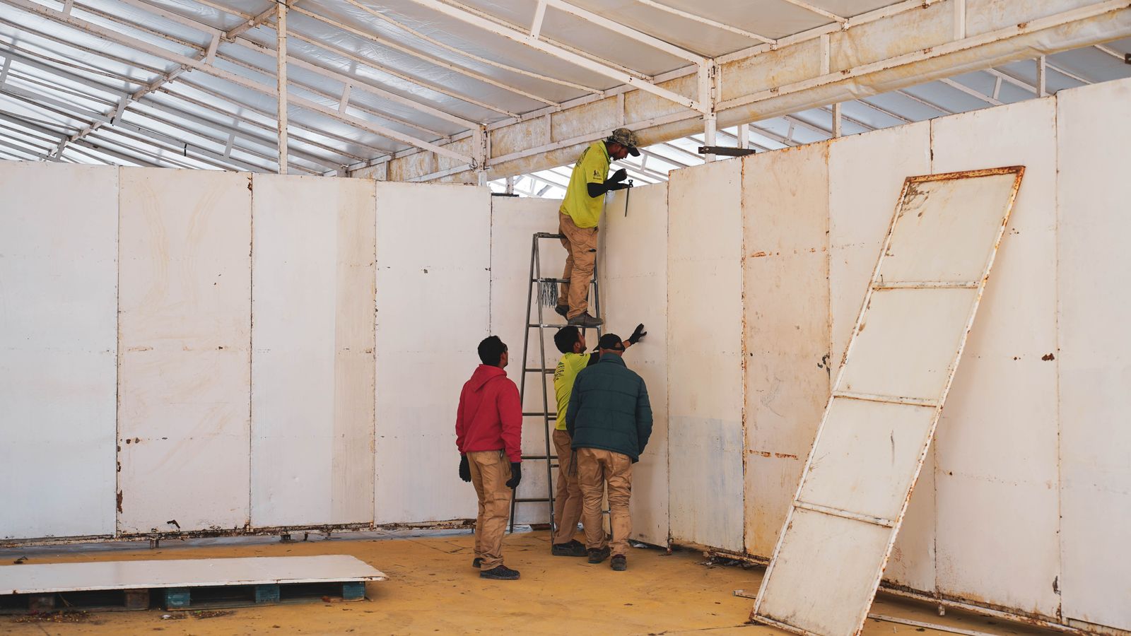 El parque de feria en Algeciras comienza cogiendo forma con el montaje de las casetas, en imágenes