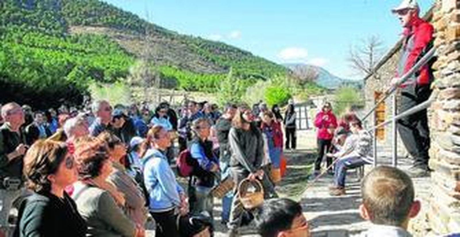 El grupo de participantes atienden las recomendaciones para realizar la ruta que Antonio Ortiz Oliva ofreció en el Aula de la Naturaleza de Paredes, punto de salida.