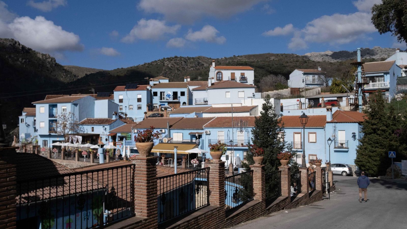 Júzcar es una de las poblaciones afectadas a pesar de su pujanza turística. Júzcar es una de las poblaciones afectadas a pesar de su pujanza turística.