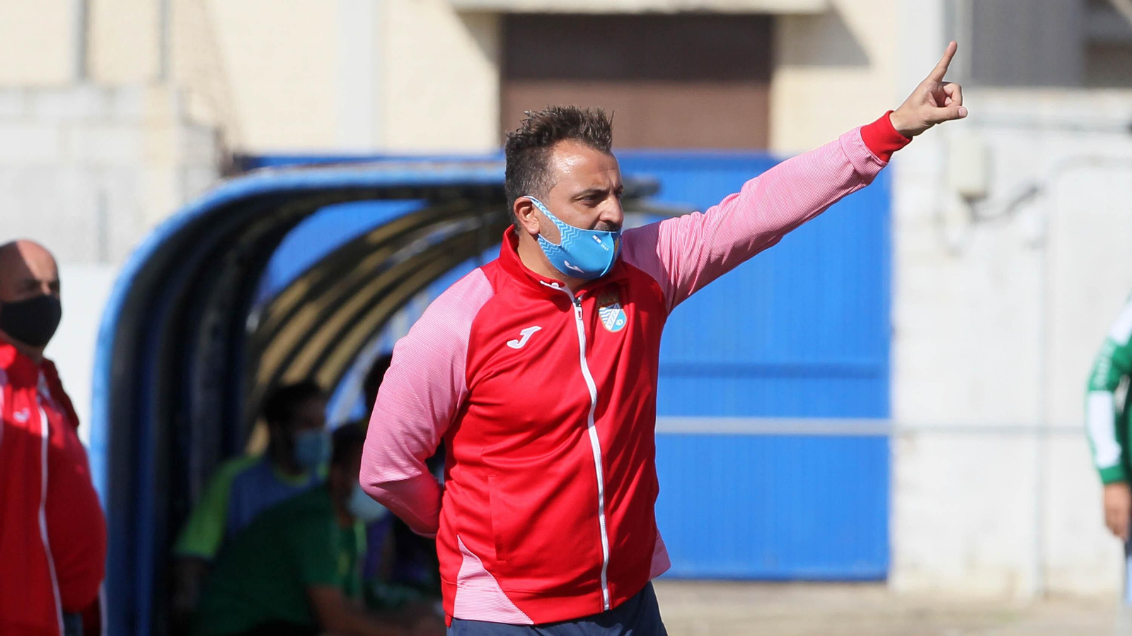 Joaquín Poveda, técnico xerecista, da instrucciones a sus jugadores en el partido ante Los Barrios.