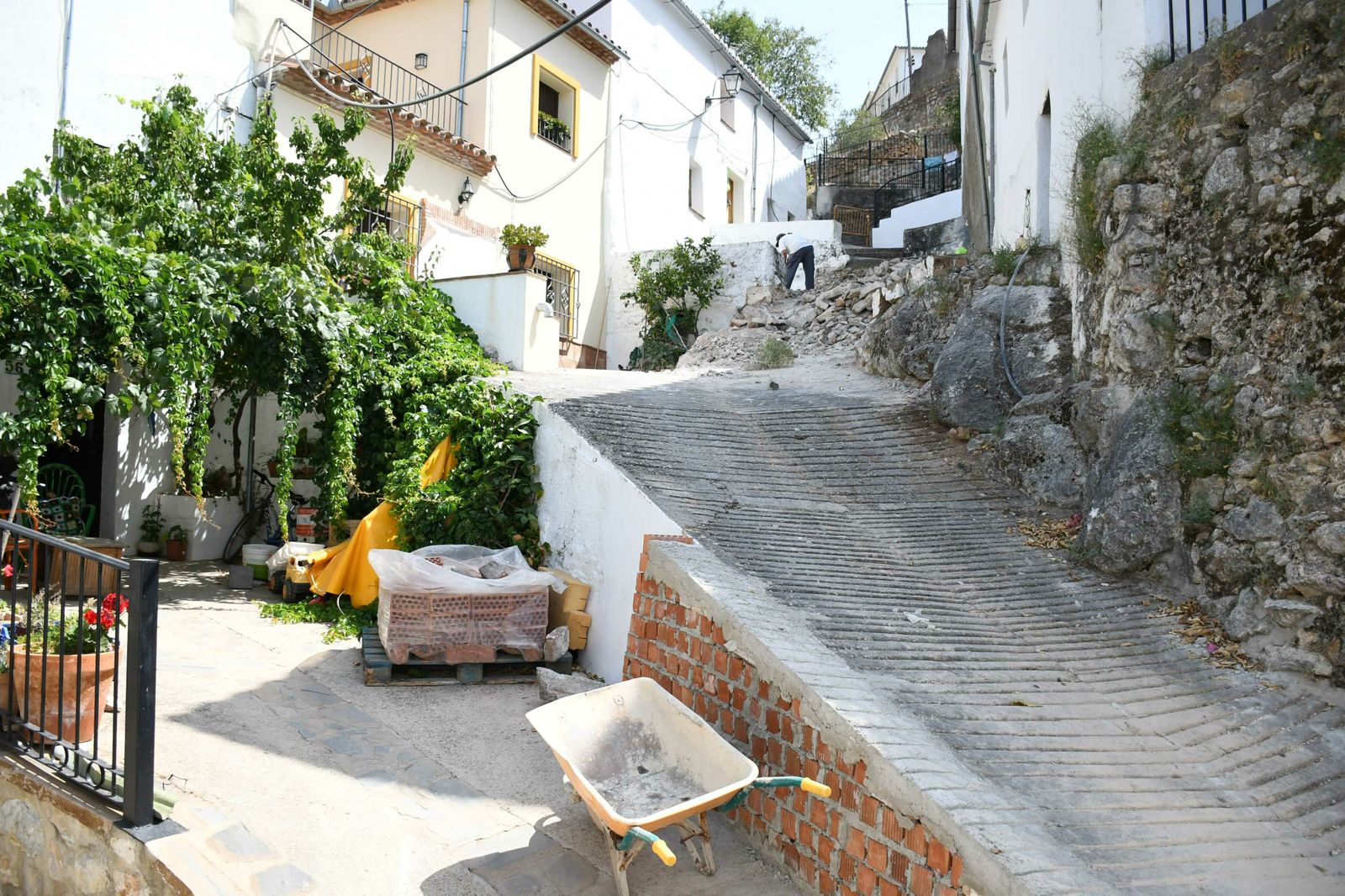 Una de las calles de Alpandeire