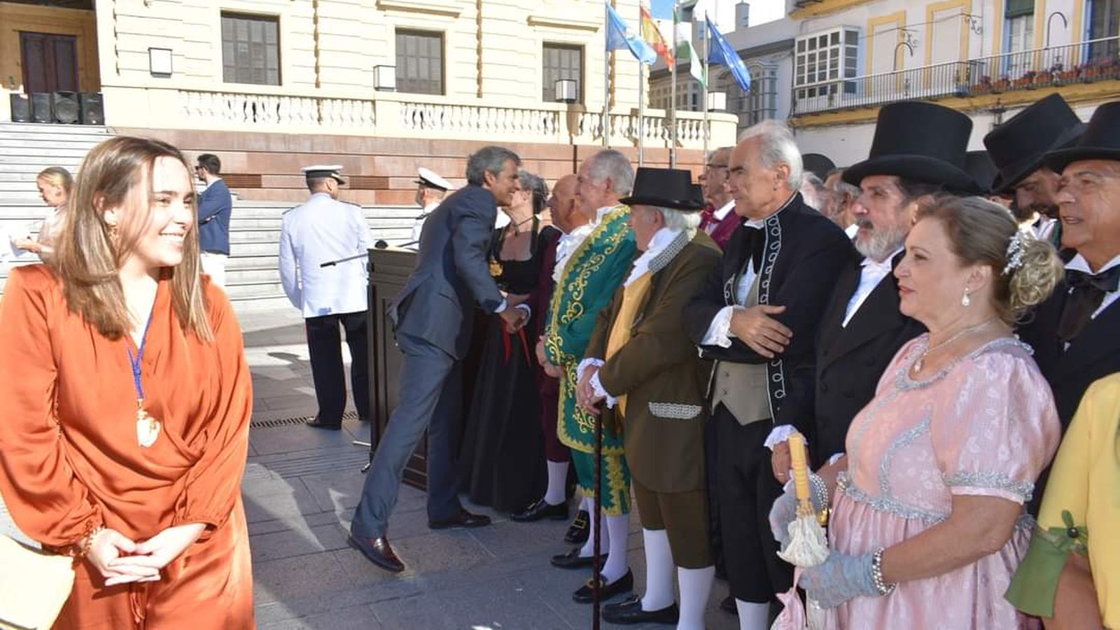 La concejela y el portavoz de AxSí saludando a colectivos durante la pasada festividad del 24 de Septiembre.