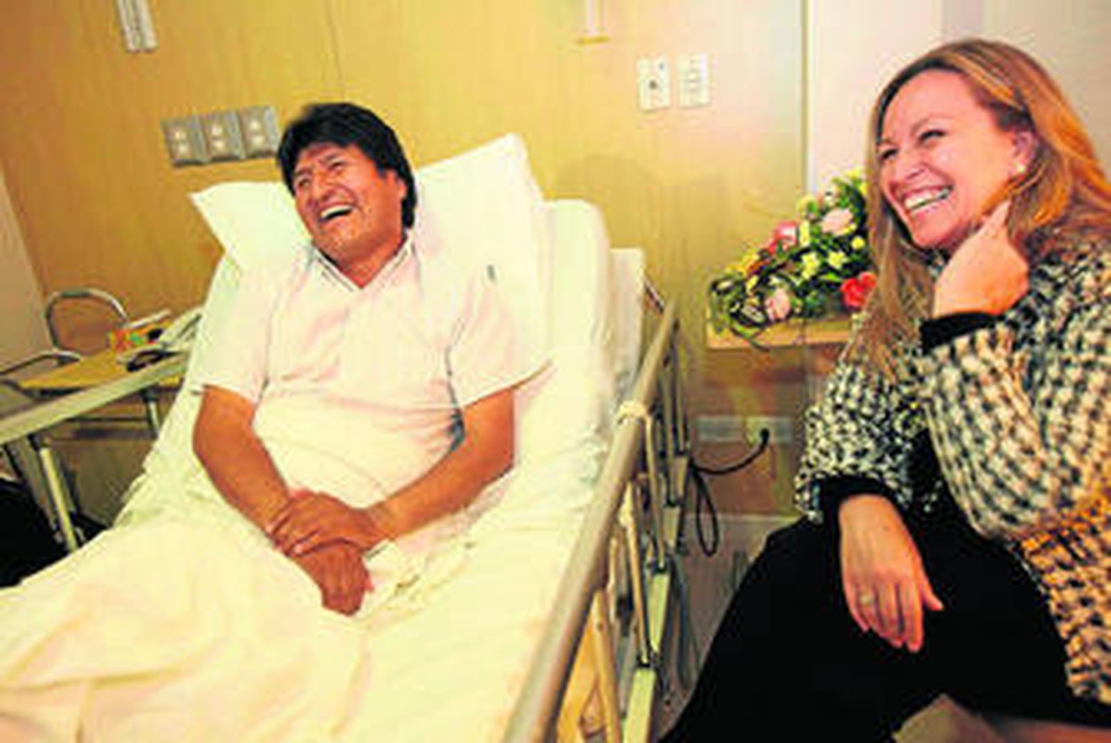 Jiménez, durante su visita ayer al presidente de Bolivia, Evo Morales, tras su operación de rodilla en Cochabamba, Bolivia.