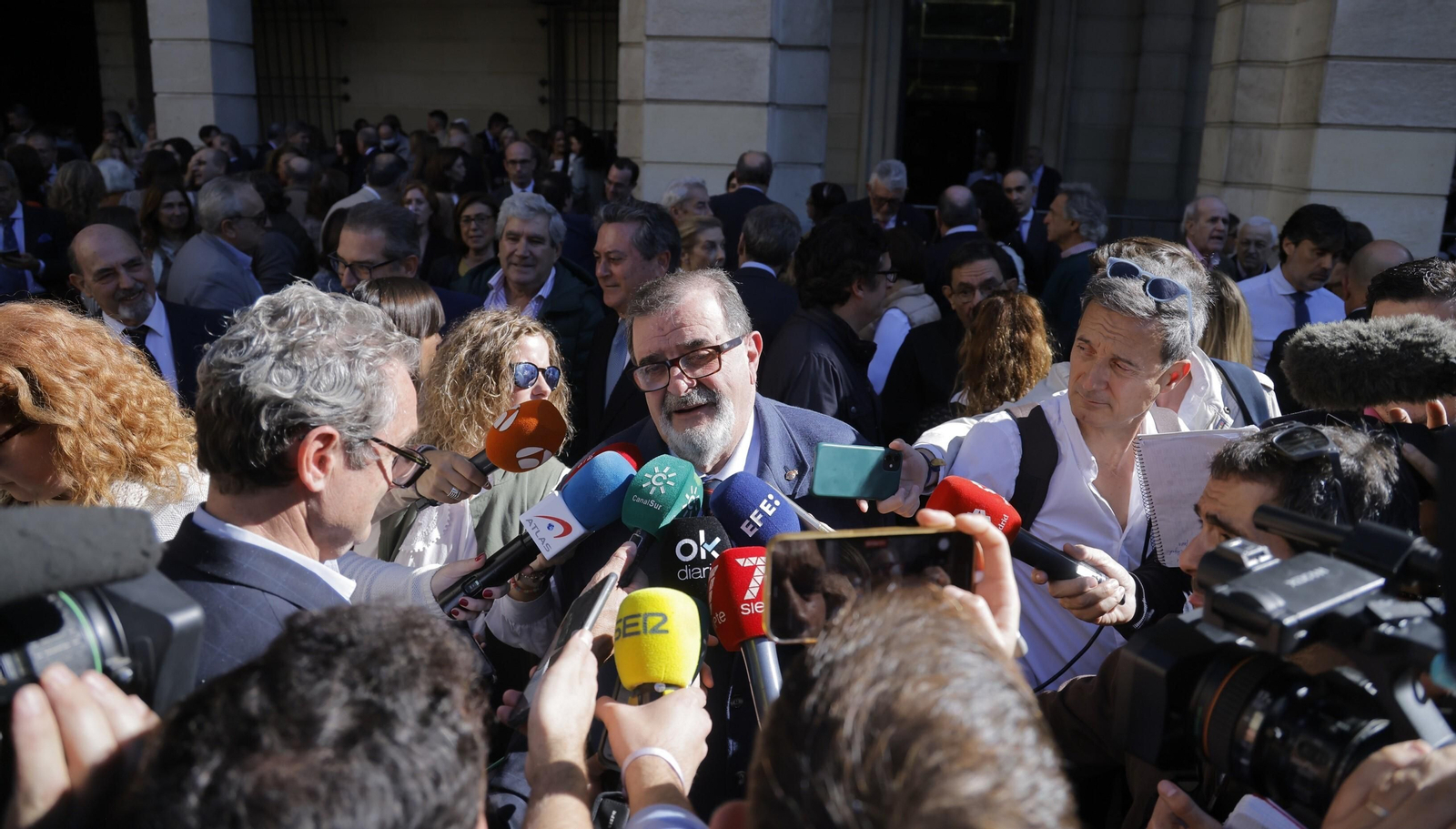 José Rodríguez de la Borbolla atiende a los periodistas, este martes en la Audiencia de Sevilla.