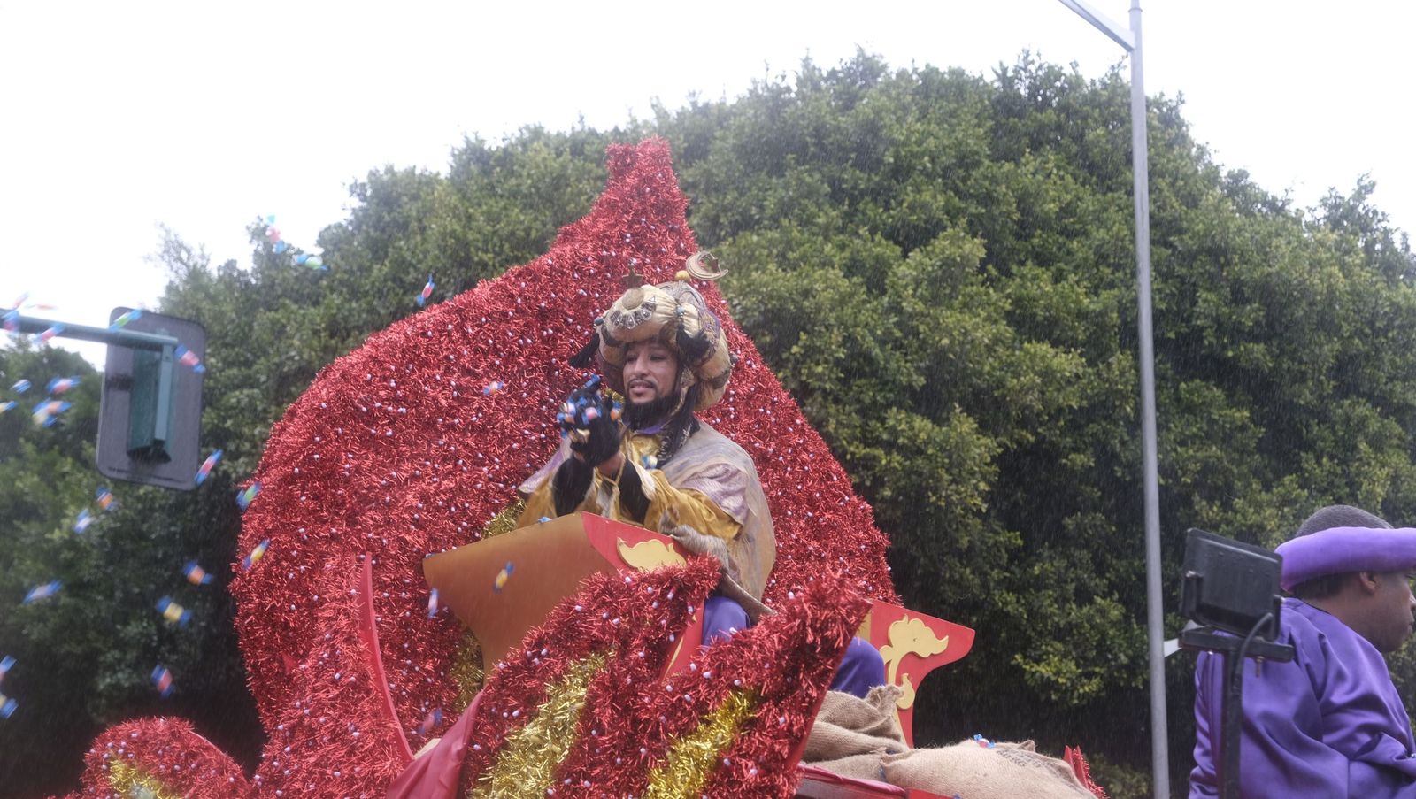 Fotografías de la cabalgata de los Reyes Magos pasada por agua en Almería