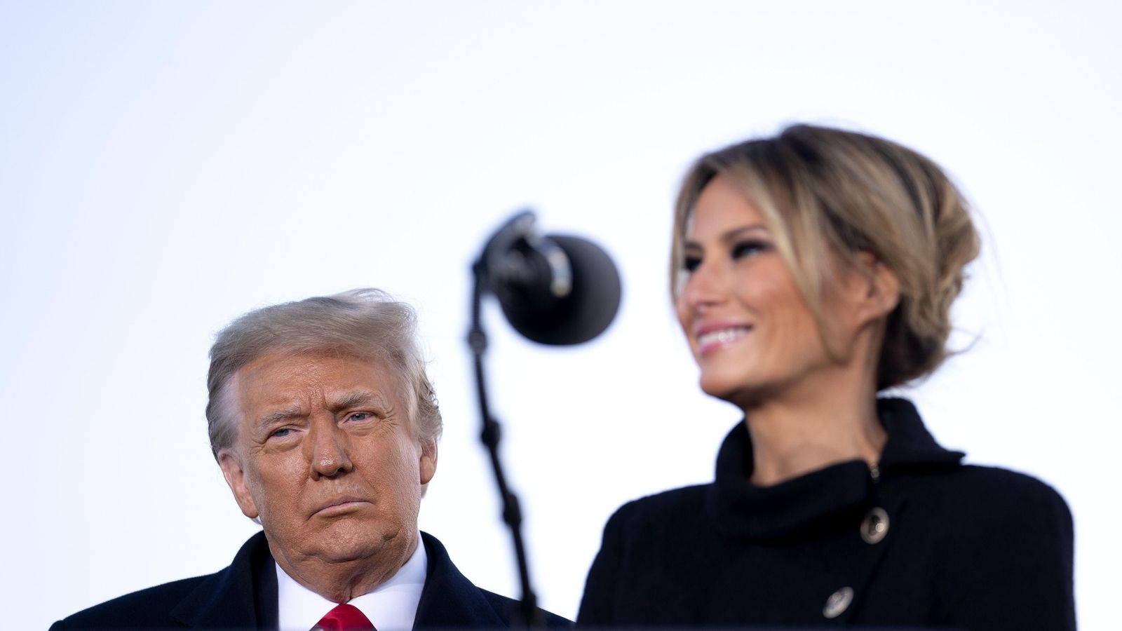 Donald Trump, en su despedida junto con la Primera Dama, es uno de los perfectos ejemplos de culto a la personalidad.