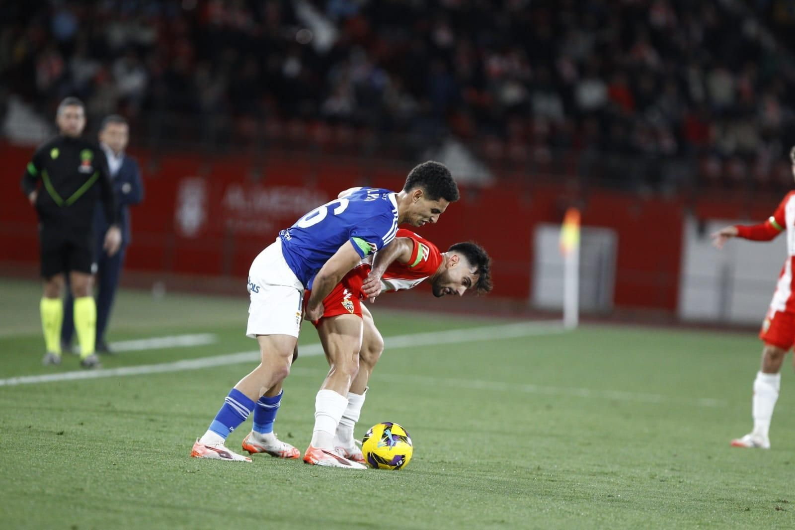Puigmal protege el balón en un lance del duelo ante el Real Oviedo
