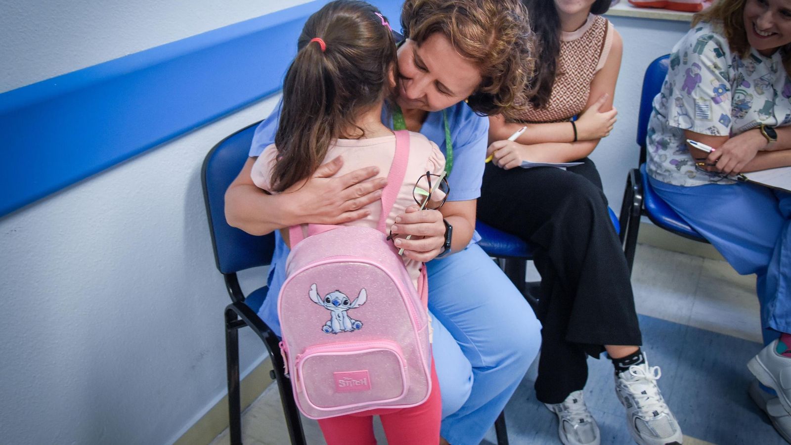 La doctora Romero, en un emotivo momento con una paciente en la consulta.
