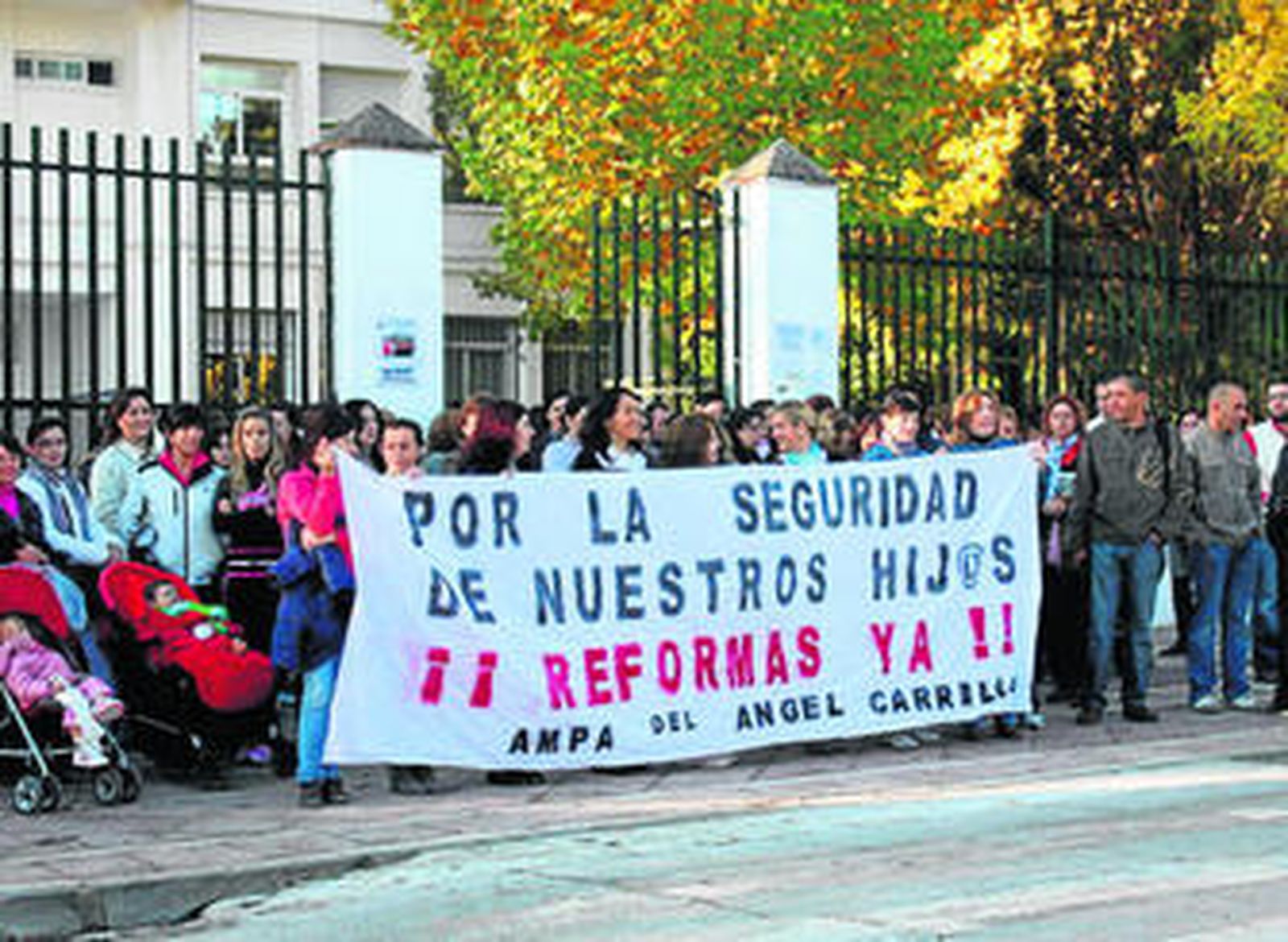 Una de las movilizaciones de los padres y madres del colegio Ángel Carrillo de la ciudad prieguense.