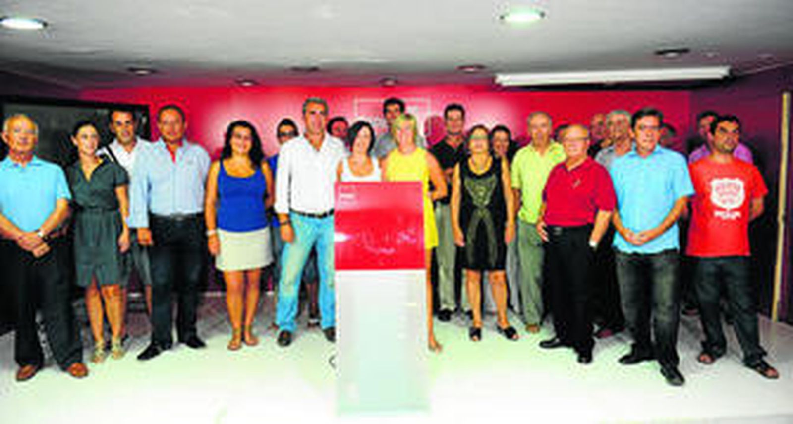 Foto de grupo, ayer, durante la presentación oficial de la candidatura de Dori Rego.