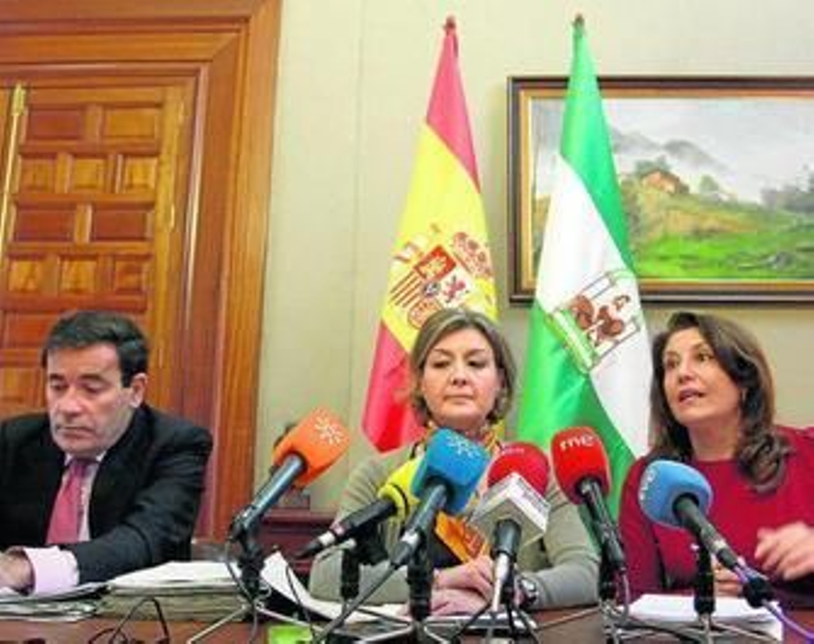 Carlos Cabanas, director general de Producciones Agrarias; Isabel García Tejerina, secretaria general de Agricultura; y Carmen Crespo, delegada del Gobierno en Andalucía.