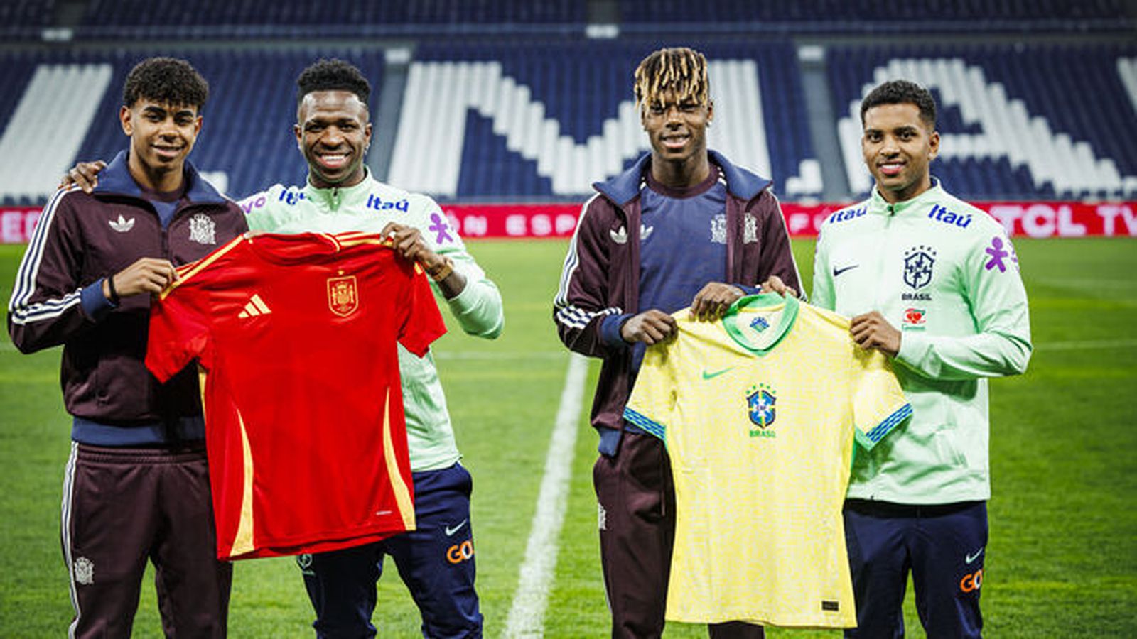 Lamine Yamal, Vinícius, Nico Williams y Rodrygo posan en un acto previo contra el racismo.