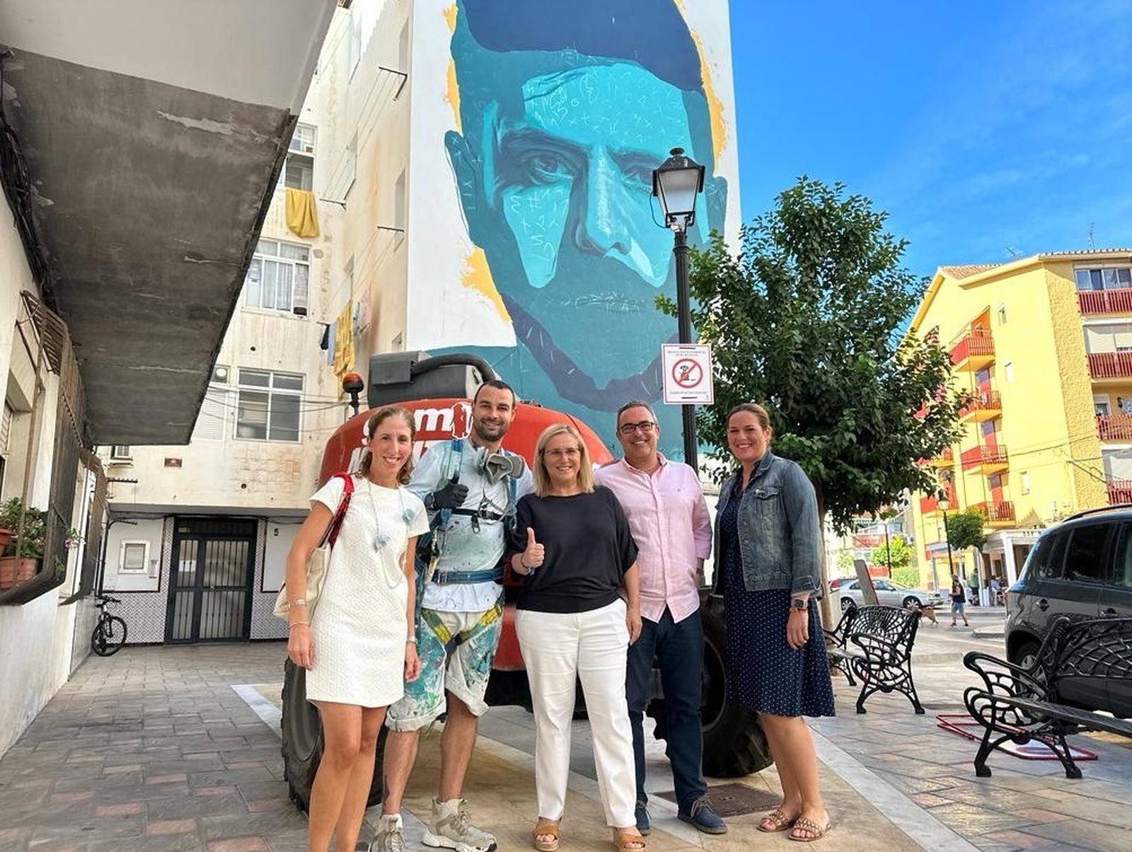 La visita institucional al mural del artista Mon Devane.